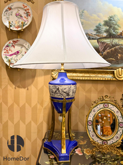 HomeDor × FH&amp;Home | Elegante lámpara de mesa de porcelana azul chinoiserie con lavado de tinta y motivo de pájaro