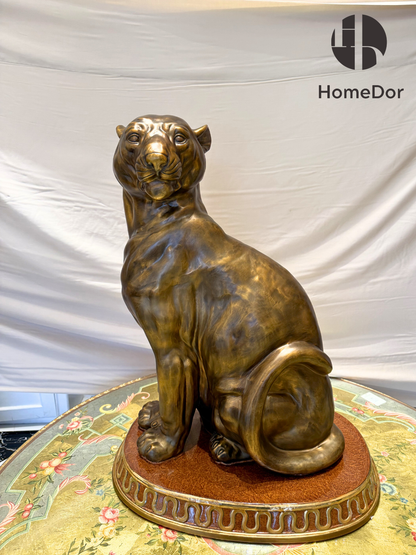Escultura de leopardo vintage de lujo HomeDor con pedestal ovalado en relieve 