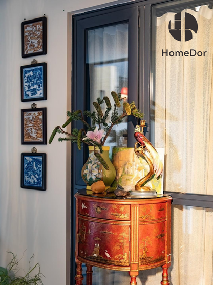 Gabinete lateral con acento de media luna de la serie Coral Red Chinoiserie de HomeDor