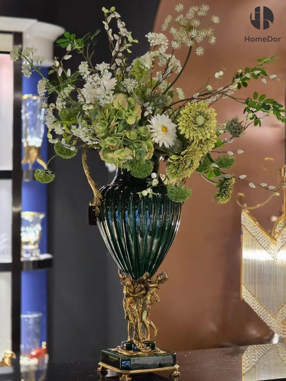 HomeDor × FH&amp;Home | Jarrón rojo real con dos asas y base de querubines de latón esculpido