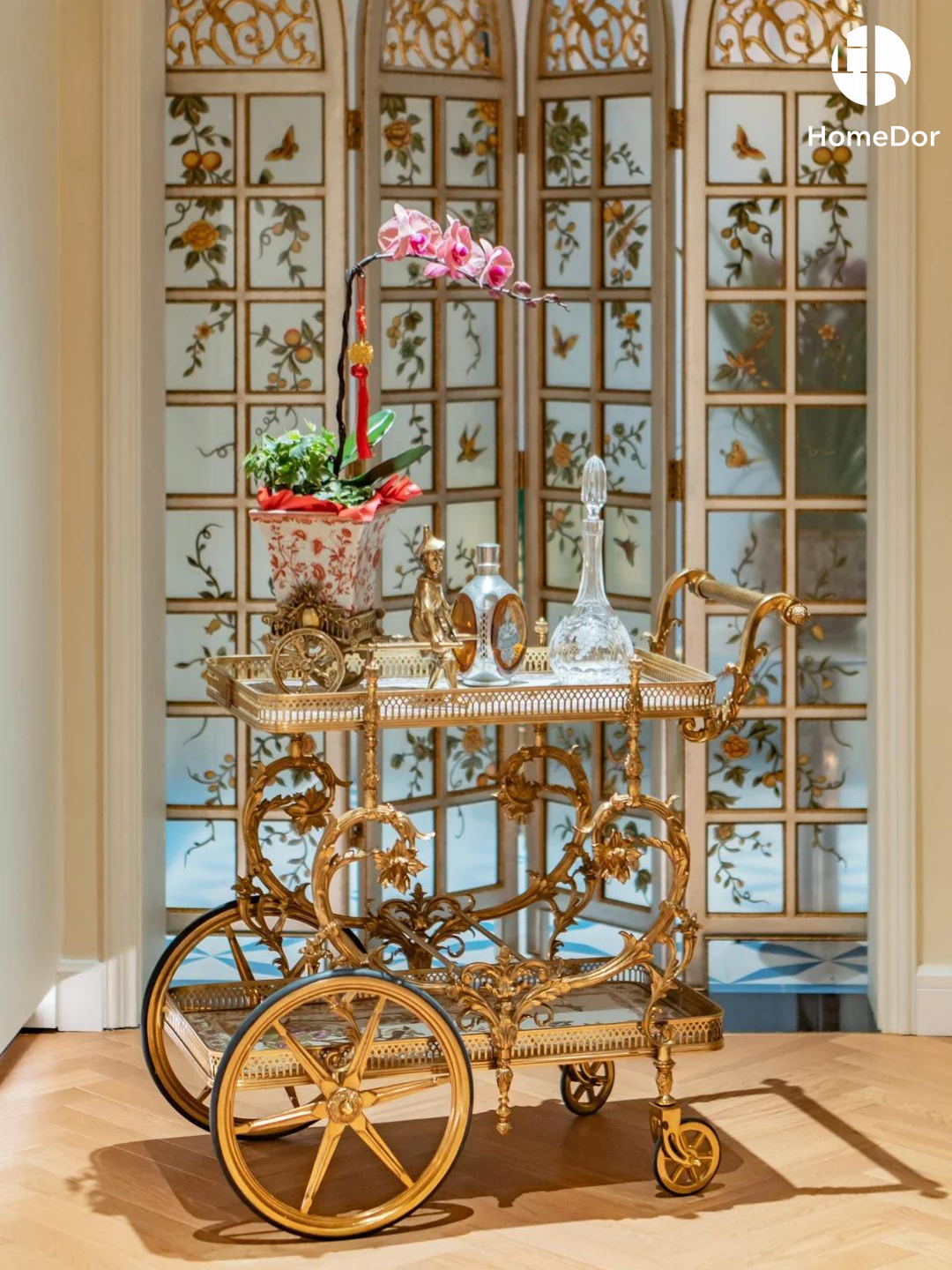 HomeDor × FH&amp;Home | Carrito de servicio de latón ornamentado con paneles de cerámica con motivos florales