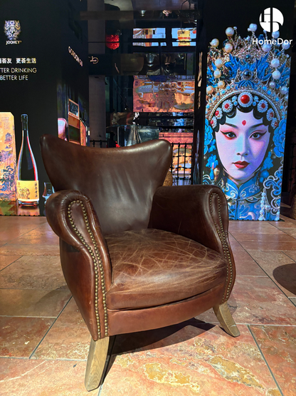 Sillón retro de cuero marrón con forma de ala