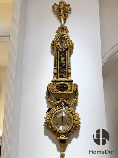 ساعة حائط طويلة مستوحاة من طراز الباروك من هوم دور، مزينة بنقوش مزخرفة 