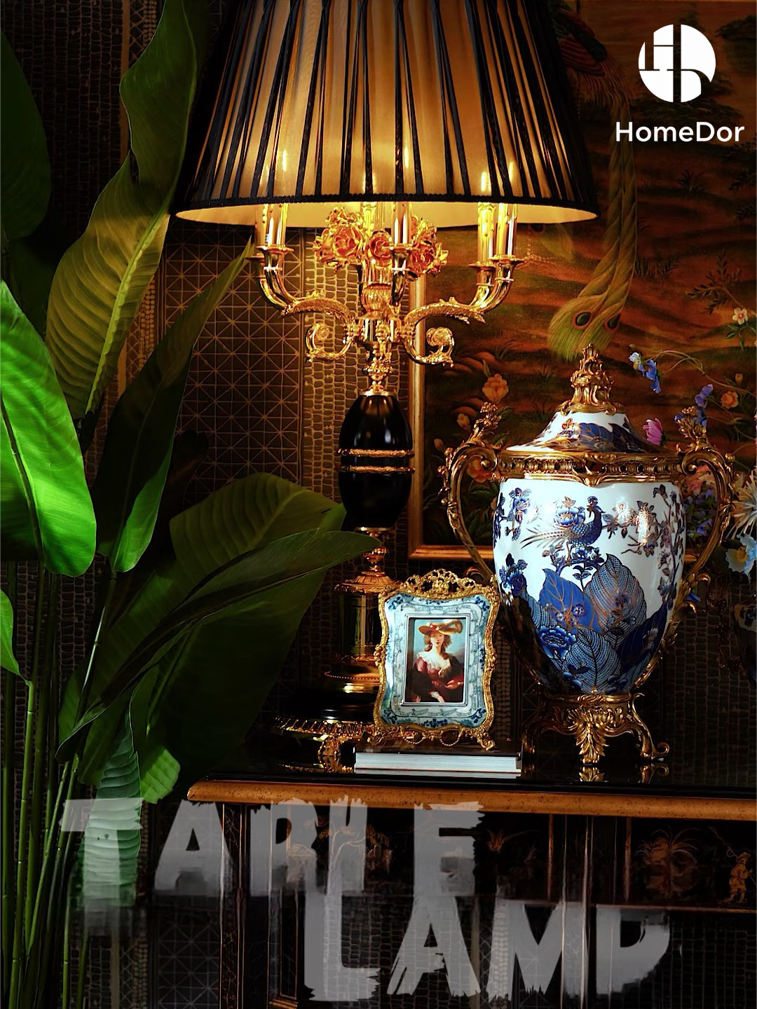 HomeDor × FH&amp;Home | Lámpara de mesa de latón con pantalla plisada en negro y dorado de porcelana de lujo