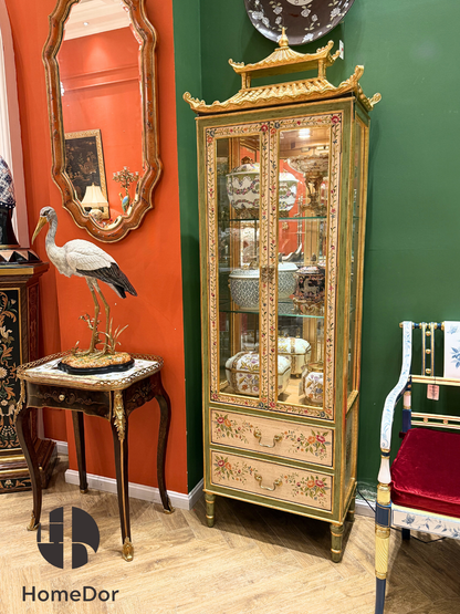 خزانة عرض هوم دور بتصميم صيني مزخرف بالزهور على شكل معبد. 