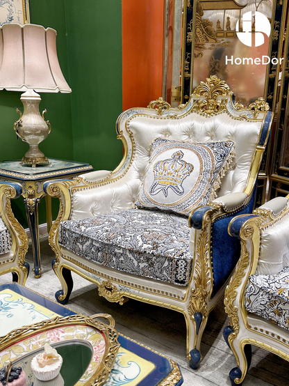 HomeDor × FH&amp;Home | أريكة من خشب الماهوجني المنحوت باللون الأزرق الملكي والذهبي مع وسائد مطرزة بتاج