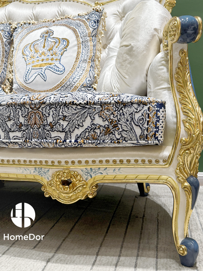 HomeDor × FH&amp;Home | أريكة من خشب الماهوجني المنحوت باللون الأزرق الملكي والذهبي مع وسائد مطرزة بتاج