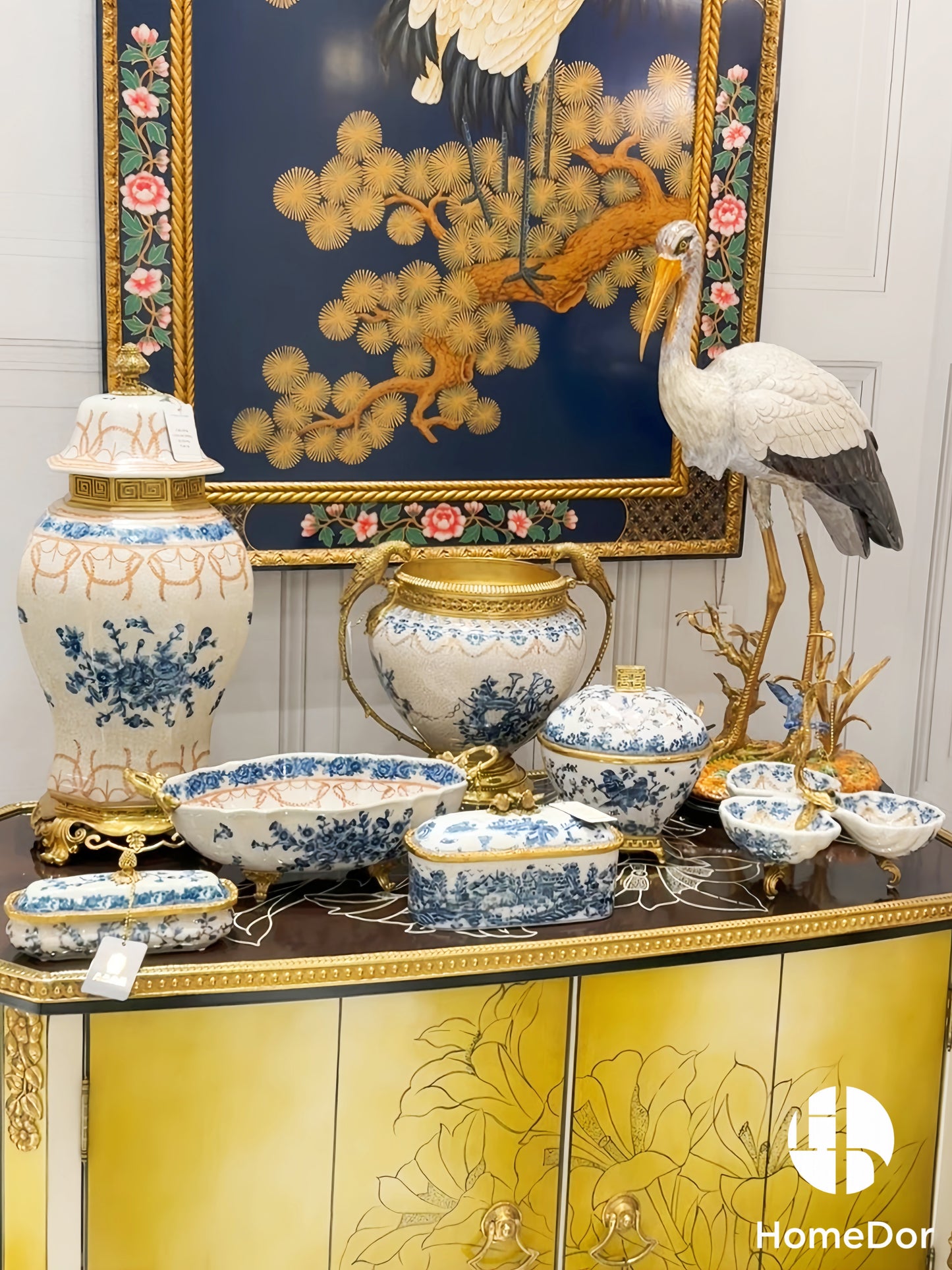 HomeDor × FH&amp;Home | مزهرية خزفية فاخرة باللونين الأزرق والأبيض بمقابض نحاسية على شكل طائر