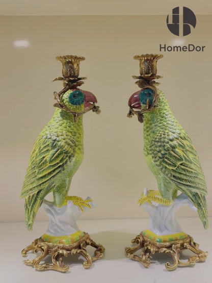 Juego de candelabros decorativos HomeDor con diseño de loro verde vibrante tropical