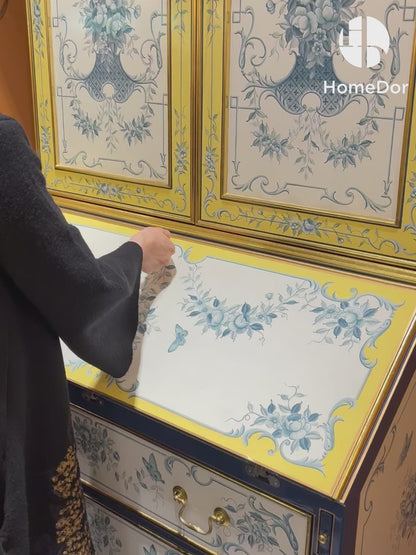 خزانة كتب أنيقة باللونين الأزرق والأبيض من هوم دور، بتصميم زهري راقٍ