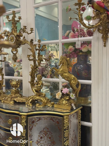 HomeDor × FH&amp;Home | Escultura de lujo de caballo encabritado de latón sobre base de columna ornamentada