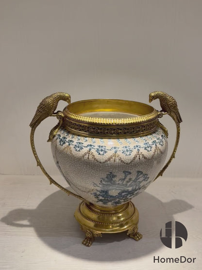 Jarrón de porcelana azul y blanca HomeDor con asas de latón en forma de pájaro 