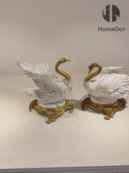 Exquisita escultura de cisne de porcelana de inspiración barroca con base de cobre dorado HomeDor