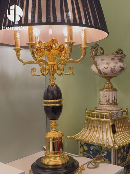 HomeDor × FH&amp;Home | Lámpara de mesa de latón con pantalla plisada en negro y dorado de porcelana de lujo