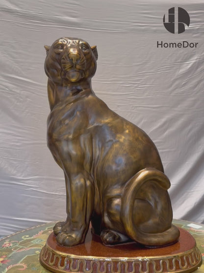 Escultura de leopardo vintage de lujo HomeDor con pedestal ovalado en relieve 