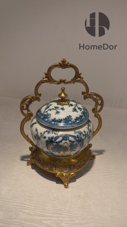 HomeDor × FH&amp;Home | Exquisita urna de porcelana azul y blanca con asas y tapa de latón 