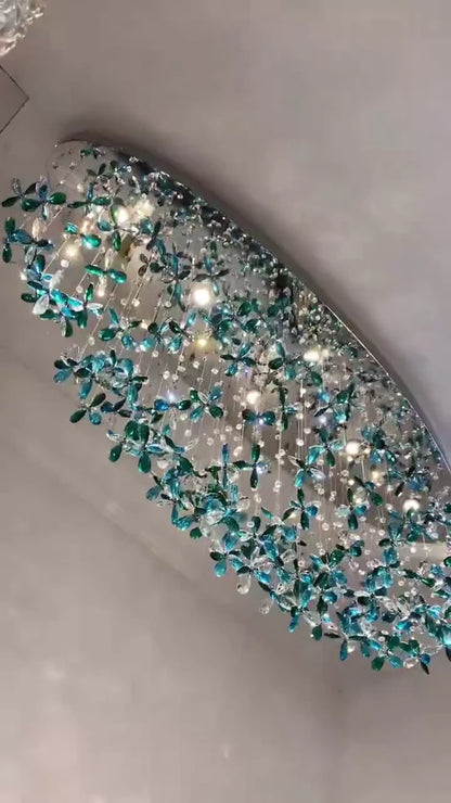 Lampadario in cristallo con fiori di giglio verde acqua